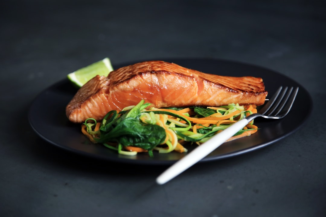 Assiette équilibrée avec poisson et légumes pour un programme de perte de poids